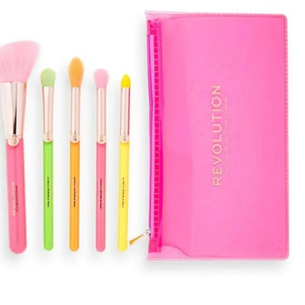 Revolution Beauty Neon Heat Makeup Brush Set‎ w/Pouch